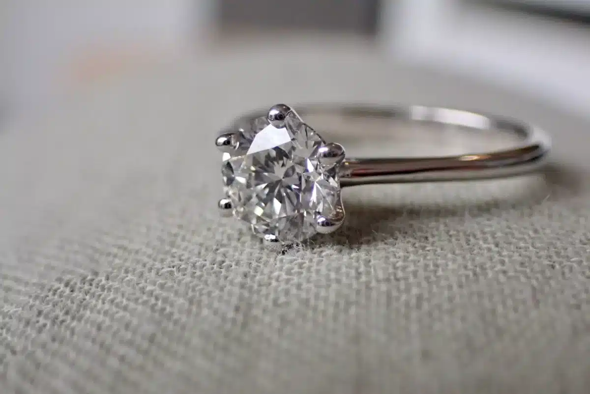 Bague de fiançailles pour femme : comment choisir une pièce unique