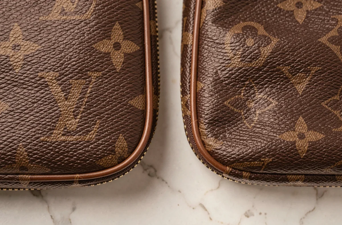 Comparaison côte à côte de deux sacs à monogramme LV, vrai versus contrefaçon, montrant les défauts de couture et d'alignement du faux