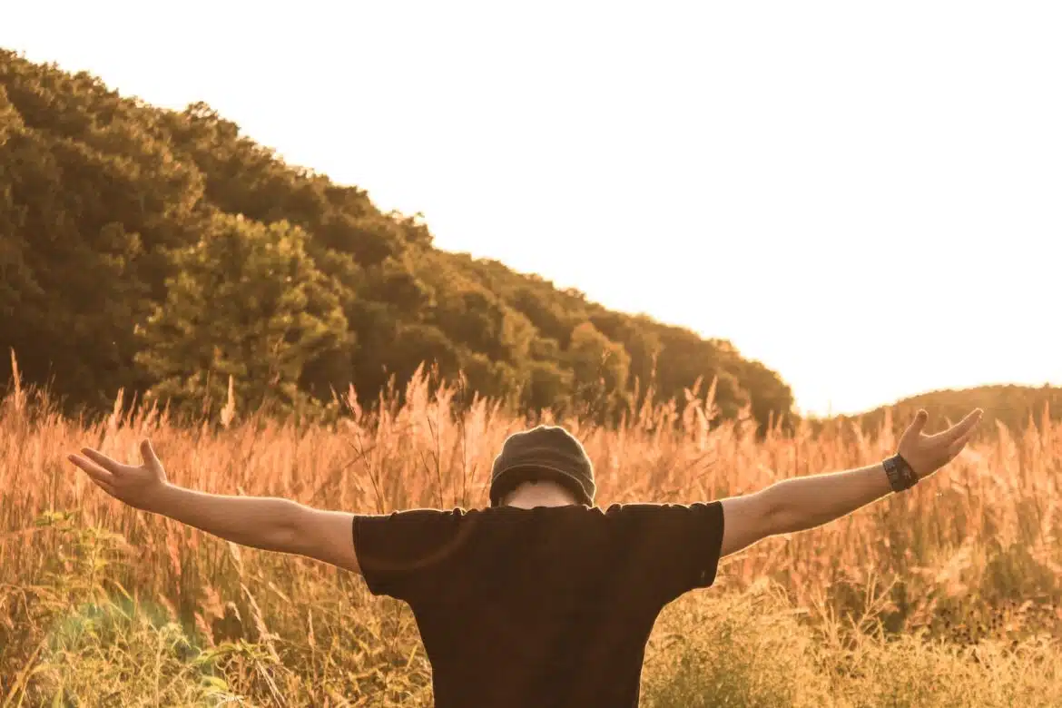 Une personne en t-shirt noir dans la nature